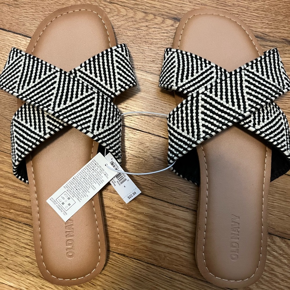 🌞Black and white sandals🌞